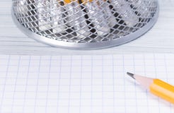 Μολύβι για τις σημειώσεις για ένα φύλλο της καθαρής Λευκής Βίβλου στοκ φωτογραφία με δικαίωμα ελεύθερης χρήσης Μολύβι για τις σημειώσεις για ένα φύλλο της καθαρής Λευκής Βίβλου στοκ φωτογραφία με δικαίωμα ελεύθερης χρήσης