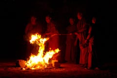Μοναχοί και εθιμοτυπικό μοναστήρι Gyuto πυρκαγιάς, Dharamshala, Ινδία στοκ φωτογραφίες με δικαίωμα ελεύθερης χρήσης Μοναχοί και εθιμοτυπικό μοναστήρι Gyuto πυρκαγιάς, Dharamshala, Ινδία στοκ φωτογραφίες με δικαίωμα ελεύθερης χρήσης