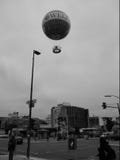 Μονοχρωματικό ballon που δένεται στο έδαφος επάνω από την οδό στοκ φωτογραφία με δικαίωμα ελεύθερης χρήσης Μονοχρωματικό ballon που δένεται στο έδαφος επάνω από την οδό στοκ φωτογραφία με δικαίωμα ελεύθερης χρήσης