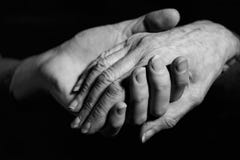 Μονοχρωματικός πυροβολισμός του χεριού της νέας γυναικών γυναίκας εκμετάλλευσης ηλικιωμένης στοκ εικόνες με δικαίωμα ελεύθερης χρήσης Μονοχρωματικός πυροβολισμός του χεριού της νέας γυναικών γυναίκας εκμετάλλευσης ηλικιωμένης στοκ εικόνες με δικαίωμα ελεύθερης χρήσης