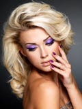 Μοντέλο μόδας με το πορφυρό μανικιούρ και makeup στοκ φωτογραφία με δικαίωμα ελεύθερης χρήσης Μοντέλο μόδας με το πορφυρό μανικιούρ και makeup στοκ φωτογραφία με δικαίωμα ελεύθερης χρήσης