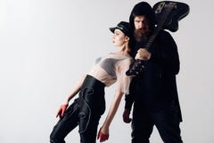 Μοντέρνες hipster και γυναίκα μαζί με την ηλεκτρική κιθάρα Ζεύγος βράχου του προκλητικού κοριτσιού και του γενειοφόρου ατόμου με στοκ φωτογραφία με δικαίωμα ελεύθερης χρήσης Μοντέρνες hipster και γυναίκα μαζί με την ηλεκτρική κιθάρα Ζεύγος βράχου του προκλητικού κοριτσιού και του γενειοφόρου ατόμου με στοκ φωτογραφία με δικαίωμα ελεύθερης χρήσης
