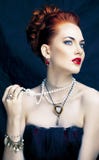 Μοντέρνη redhead γυναίκα ομορφιάς με το hairstyle και το μανικιούρ που φορά το μαργαριτάρι κοσμήματος κοντά επάνω στοκ φωτογραφίες Μοντέρνη redhead γυναίκα ομορφιάς με το hairstyle και το μανικιούρ που φορά το μαργαριτάρι κοσμήματος κοντά επάνω στοκ φωτογραφίες