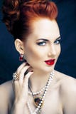 Μοντέρνη redhead γυναίκα ομορφιάς με το hairstyle και το μανικιούρ που φορά το μαργαριτάρι κοσμήματος κοντά επάνω στοκ φωτογραφία Μοντέρνη redhead γυναίκα ομορφιάς με το hairstyle και το μανικιούρ που φορά το μαργαριτάρι κοσμήματος κοντά επάνω στοκ φωτογραφία