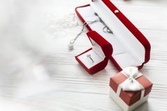 Μοντέρνο δαχτυλίδι διαμαντιών στο κόκκινο παρόν κόσμημα κιβωτίων και πολυτέλειας acces στοκ εικόνα με δικαίωμα ελεύθερης χρήσης Μοντέρνο δαχτυλίδι διαμαντιών στο κόκκινο παρόν κόσμημα κιβωτίων και πολυτέλειας acces στοκ εικόνα με δικαίωμα ελεύθερης χρήσης
