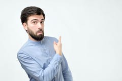 Μοντέρνο όμορφο νέο ισπανικό άτομο που δείχνει κατά μέρος στοκ εικόνες με δικαίωμα ελεύθερης χρήσης Μοντέρνο όμορφο νέο ισπανικό άτομο που δείχνει κατά μέρος στοκ εικόνες με δικαίωμα ελεύθερης χρήσης