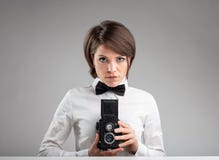 Μοντέρνος εκλεκτής ποιότητας θηλυκός φωτογράφος στοκ εικόνες Μοντέρνος εκλεκτής ποιότητας θηλυκός φωτογράφος στοκ εικόνες