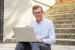 Μοντέρνος ηληκιωμένος που εργάζεται στο lap-top που κάνει σερφ τη συνεδρίαση Διαδικτύου στην πόλη σκαλοπατιών υπαίθρια σε ψηφιακή στοκ φωτογραφίες με δικαίωμα ελεύθερης χρήσης Μοντέρνος ηληκιωμένος που εργάζεται στο lap-top που κάνει σερφ τη συνεδρίαση Διαδικτύου στην πόλη σκαλοπατιών υπαίθρια σε ψηφιακή στοκ φωτογραφίες με δικαίωμα ελεύθερης χρήσης