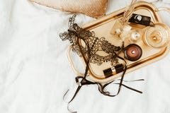 Μοντέρνος χρυσός δίσκος και μαύρη μάσκα στο μαλακό κρεβάτι επίπεδος βάλτε τα προϊόντα πρώτης ανάγκης γυναικών για διακοπές στοκ φωτογραφίες με δικαίωμα ελεύθερης χρήσης Μοντέρνος χρυσός δίσκος και μαύρη μάσκα στο μαλακό κρεβάτι επίπεδος βάλτε τα προϊόντα πρώτης ανάγκης γυναικών για διακοπές στοκ φωτογραφίες με δικαίωμα ελεύθερης χρήσης
