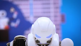 ΜΟΣΧΑ, ΡΩΣΙΑ - 25 ΙΑΝΟΥΑΡΊΟΥ 2018: Χορός ρομπότ Humanoid Κλείστε του έξυπνου χορού ρομπότ παρουσιάζει Απόδοση ρομπότ χορού απόθεμα βίντεο ΜΟΣΧΑ, ΡΩΣΙΑ - 25 ΙΑΝΟΥΑΡΊΟΥ 2018: Χορός ρομπότ Humanoid Κλείστε του έξυπνου χορού ρομπότ παρουσιάζει Απόδοση ρομπότ χορού απόθεμα βίντεο