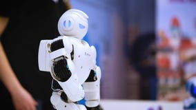 ΜΟΣΧΑ, ΡΩΣΙΑ - 25 ΙΑΝΟΥΑΡΊΟΥ 2018: Χορός ρομπότ Humanoid Κλείστε του έξυπνου χορού ρομπότ παρουσιάζει Απόδοση ρομπότ χορού φιλμ μικρού μήκους ΜΟΣΧΑ, ΡΩΣΙΑ - 25 ΙΑΝΟΥΑΡΊΟΥ 2018: Χορός ρομπότ Humanoid Κλείστε του έξυπνου χορού ρομπότ παρουσιάζει Απόδοση ρομπότ χορού φιλμ μικρού μήκους