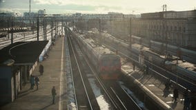 ΜΟΣΧΑ, ΡΩΣΙΑ - 27 ΦΕΒΡΟΥΑΡΊΟΥ 2016: Πλατφόρμα Pererva σιδηροδρομικών σταθμών τραίνων απόθεμα βίντεο ΜΟΣΧΑ, ΡΩΣΙΑ - 27 ΦΕΒΡΟΥΑΡΊΟΥ 2016: Πλατφόρμα Pererva σιδηροδρομικών σταθμών τραίνων απόθεμα βίντεο