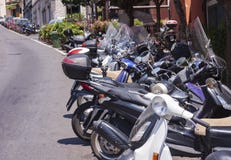 Μοτοσικλέτες μπροστά από το αστυνομικό τμήμα σε Taormina, Σικελία, Ιταλία στοκ εικόνες Μοτοσικλέτες μπροστά από το αστυνομικό τμήμα σε Taormina, Σικελία, Ιταλία στοκ εικόνες