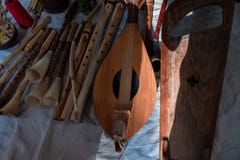μουσικός παλαιός οργάνω&nu Μουσικά όργανα φιαγμένα από ξύλο στοκ εικόνα με δικαίωμα ελεύθερης χρήσης μουσικός παλαιός οργάνω&nu Μουσικά όργανα φιαγμένα από ξύλο στοκ εικόνα με δικαίωμα ελεύθερης χρήσης
