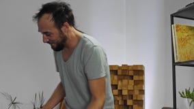 Μουσικός που παίζει την ηλεκτρική κιθάρα στο στούντιο εγχώριας μουσικής απόθεμα βίντεο Μουσικός που παίζει την ηλεκτρική κιθάρα στο στούντιο εγχώριας μουσικής απόθεμα βίντεο