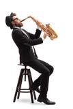 Μουσικός της Jazz που κάθεται σε μια καρέκλα που παίζει ένα saxophone Στοκ φωτογραφία με δικαίωμα ελεύθερης χρήσης Μουσικός της Jazz που κάθεται σε μια καρέκλα που παίζει ένα saxophone Στοκ φωτογραφία με δικαίωμα ελεύθερης χρήσης