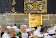 Μουσουλμανικοί προσκυνητές μπροστά από Kaaba στη Μέκκα στο κύριο άρθρο της Σαουδικής Αραβίας στοκ φωτογραφίες Μουσουλμανικοί προσκυνητές μπροστά από Kaaba στη Μέκκα στο κύριο άρθρο της Σαουδικής Αραβίας στοκ φωτογραφίες