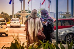 Μουσουλμάνος με το κοστούμι Ισλάμ μετά από προσεύχεται στο μουσουλμανικό τέμενος Putra στοκ φωτογραφία Μουσουλμάνος με το κοστούμι Ισλάμ μετά από προσεύχεται στο μουσουλμανικό τέμενος Putra στοκ φωτογραφία