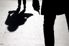 Μουτζουρωμένες σκιαγραφία και σκιά μιας γυναίκας που φέρνουν μια τσάντα και ενός άνδρα στοκ φωτογραφία Μουτζουρωμένες σκιαγραφία και σκιά μιας γυναίκας που φέρνουν μια τσάντα και ενός άνδρα στοκ φωτογραφία