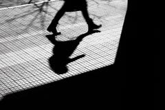 Μουτζουρωμένη σκιά σκιαγραφιών ενός προσώπου στην πόλη το χειμώνα Στοκ φωτογραφία με δικαίωμα ελεύθερης χρήσης Μουτζουρωμένη σκιά σκιαγραφιών ενός προσώπου στην πόλη το χειμώνα Στοκ φωτογραφία με δικαίωμα ελεύθερης χρήσης