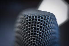 Μπλε ατμόσφαιρα λεπτομέρειας μικροφώνων μακρο στενή επάνω Στοκ Φωτογραφία Μπλε ατμόσφαιρα λεπτομέρειας μικροφώνων μακρο στενή επάνω Στοκ Φωτογραφία