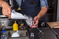 Μπάρμαν στην εργασία, που προετοιμάζει τα κοκτέιλ έννοια για την υπηρεσία και τα ποτά στοκ εικόνες Μπάρμαν στην εργασία, που προετοιμάζει τα κοκτέιλ έννοια για την υπηρεσία και τα ποτά στοκ εικόνες