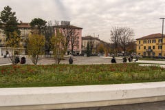Μπέργκαμο Ιταλία 24 Νοεμβρίου 2017 Η περιοχή μπροστά από το σιδηροδρομικό σταθμό του Μπέργκαμο στοκ φωτογραφία με δικαίωμα ελεύθερης χρήσης Μπέργκαμο Ιταλία 24 Νοεμβρίου 2017 Η περιοχή μπροστά από το σιδηροδρομικό σταθμό του Μπέργκαμο στοκ φωτογραφία με δικαίωμα ελεύθερης χρήσης