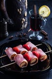 Μπέϊκον kebab με το θερμαμένο κρασί στοκ εικόνα με δικαίωμα ελεύθερης χρήσης Μπέϊκον kebab με το θερμαμένο κρασί στοκ εικόνα με δικαίωμα ελεύθερης χρήσης