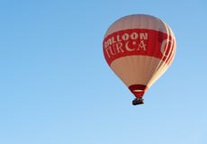 Μπαλόνι ζεστού αέρα που πετά πέρα από την κοιλάδα cappadocia Τουρκία στοκ φωτογραφία Μπαλόνι ζεστού αέρα που πετά πέρα από την κοιλάδα cappadocia Τουρκία στοκ φωτογραφία