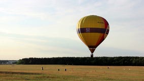 Μπαλόνι ζεστού αέρα που πετά στον ουρανό πέρα από το δάσος στον τομέα απόθεμα βίντεο Μπαλόνι ζεστού αέρα που πετά στον ουρανό πέρα από το δάσος στον τομέα απόθεμα βίντεο