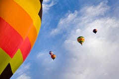 Μπαλόνια και μπλε ουρανός ζεστού αέρα με τα σύννεφα επάνω από το Νέο Μεξικό Στοκ εικόνα με δικαίωμα ελεύθερης χρήσης Μπαλόνια και μπλε ουρανός ζεστού αέρα με τα σύννεφα επάνω από το Νέο Μεξικό Στοκ εικόνα με δικαίωμα ελεύθερης χρήσης