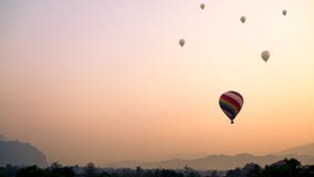 Μπαλόνια ζεστού αέρα που πετούν στο βουνό Vang Vieng, Λάος στοκ φωτογραφία με δικαίωμα ελεύθερης χρήσης Μπαλόνια ζεστού αέρα που πετούν στο βουνό Vang Vieng, Λάος στοκ φωτογραφία με δικαίωμα ελεύθερης χρήσης