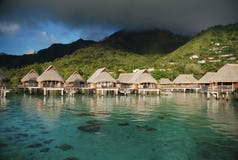 Μπανγκαλόου Overwater. Moorea, γαλλική Πολυνησία στοκ εικόνες Μπανγκαλόου Overwater. Moorea, γαλλική Πολυνησία στοκ εικόνες