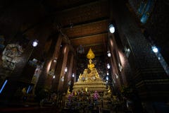 ΜΠΑΝΓΚΟΚ, ΤΑΪΛΑΝΔΗ - 6 ΑΠΡΙΛΊΟΥ 2018: Ναός buddist Pho Wat - που διακοσμείται στα χρυσά και φωτεινά χρώματα όπου τα buddists πηγα στοκ εικόνα ΜΠΑΝΓΚΟΚ, ΤΑΪΛΑΝΔΗ - 6 ΑΠΡΙΛΊΟΥ 2018: Ναός buddist Pho Wat - που διακοσμείται στα χρυσά και φωτεινά χρώματα όπου τα buddists πηγα στοκ εικόνα