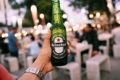 ΜΠΑΝΓΚΟΚ, ΤΑΪΛΑΝΔΗ - 31 ΔΕΚΕΜΒΡΊΟΥ 2018: μπουκάλι της κρύας μπύρας της Heineken στο θολωμένο ζωηρόχρωμο φως bokeh στο υπόβαθρο, στοκ εικόνα με δικαίωμα ελεύθερης χρήσης ΜΠΑΝΓΚΟΚ, ΤΑΪΛΑΝΔΗ - 31 ΔΕΚΕΜΒΡΊΟΥ 2018: μπουκάλι της κρύας μπύρας της Heineken στο θολωμένο ζωηρόχρωμο φως bokeh στο υπόβαθρο, στοκ εικόνα με δικαίωμα ελεύθερης χρήσης