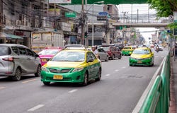 ΜΠΑΝΓΚΟΚ, ΤΑΪΛΑΝΔΗ - 1 ΙΟΥΝΊΟΥ: Το διάφορο μετρημένο ταξί λειτουργεί σε Arun Amarin Rd κατά τη διάρκεια της ώρας κυκλοφοριακής αι στοκ φωτογραφίες ΜΠΑΝΓΚΟΚ, ΤΑΪΛΑΝΔΗ - 1 ΙΟΥΝΊΟΥ: Το διάφορο μετρημένο ταξί λειτουργεί σε Arun Amarin Rd κατά τη διάρκεια της ώρας κυκλοφοριακής αι στοκ φωτογραφίες