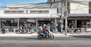 ΜΠΑΝΓΚΟΚ, ΤΑΪΛΑΝΔΗ - 22 ΜΑΐΟΥ: Το απροσδιόριστος δίτροχο ταξί μηχανικών δίκυκλων μηχανών παρέχει την υπηρεσία δημόσιου μέσου μετα στοκ φωτογραφία με δικαίωμα ελεύθερης χρήσης ΜΠΑΝΓΚΟΚ, ΤΑΪΛΑΝΔΗ - 22 ΜΑΐΟΥ: Το απροσδιόριστος δίτροχο ταξί μηχανικών δίκυκλων μηχανών παρέχει την υπηρεσία δημόσιου μέσου μετα στοκ φωτογραφία με δικαίωμα ελεύθερης χρήσης