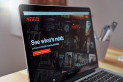 Μπανγκόκ, Ταϊλάνδη - 23 Αυγούστου 2017: Netflix app στην οθόνη lap-top Το Netflix είναι διεθνής κύρια υπηρεσία συνδρομής για το W στοκ εικόνα Μπανγκόκ, Ταϊλάνδη - 23 Αυγούστου 2017: Netflix app στην οθόνη lap-top Το Netflix είναι διεθνής κύρια υπηρεσία συνδρομής για το W στοκ εικόνα