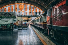 Μπανγκόκ, Ταϊλάνδη, 12 13 18: Ευρύς βλαστός γωνίας του σταθμού τρένου της Μπανγκόκ Τραίνα που περιμένουν μέσα στο σταθμό στοκ εικόνα με δικαίωμα ελεύθερης χρήσης Μπανγκόκ, Ταϊλάνδη, 12 13 18: Ευρύς βλαστός γωνίας του σταθμού τρένου της Μπανγκόκ Τραίνα που περιμένουν μέσα στο σταθμό στοκ εικόνα με δικαίωμα ελεύθερης χρήσης