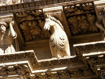 Μπαρόκ διακόσμηση αγαλμάτων αλόγων του θρησκευτικού κτηρίου, εκκλησία Το γλυπτό είναι παλαιό και ηλικίας σε Lecce, Ιταλία Πούλια στοκ εικόνα Μπαρόκ διακόσμηση αγαλμάτων αλόγων του θρησκευτικού κτηρίου, εκκλησία Το γλυπτό είναι παλαιό και ηλικίας σε Lecce, Ιταλία Πούλια στοκ εικόνα