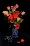 μπλε vase τριαντάφυλλων στοκ εικόνα μπλε vase τριαντάφυλλων στοκ εικόνα