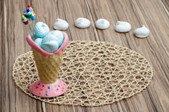 Μπλε μαρέγκα στο ρόδινο κώνο με τα cupcakes στο χαλί θέσεων, το ξύλινο υπόβαθρο και τις άσπρες μαρέγκες, ευτυχής ημέρα μητέρων στοκ εικόνα Μπλε μαρέγκα στο ρόδινο κώνο με τα cupcakes στο χαλί θέσεων, το ξύλινο υπόβαθρο και τις άσπρες μαρέγκες, ευτυχής ημέρα μητέρων στοκ εικόνα