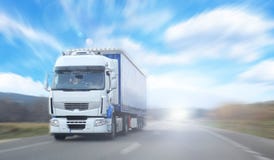 μπλε μουτζουρωμένος νεφελώδης backgrou πέρα από το truck οδικού ουρανού μπλε μουτζουρωμένος νεφελώδης backgrou πέρα από το truck οδικού ουρανού