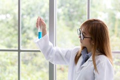 Μπλε μυαλό πνευμάτων μορίων Sciene Επιστημονικό μπλε ουσιών μέσα τον Στοκ φωτογραφίες με δικαίωμα ελεύθερης χρήσης Μπλε μυαλό πνευμάτων μορίων Sciene Επιστημονικό μπλε ουσιών μέσα τον Στοκ φωτογραφίες με δικαίωμα ελεύθερης χρήσης
