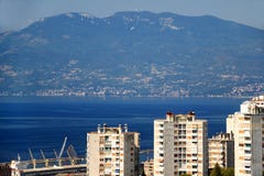 Μπλε νερό της αδριατικών θάλασσας και των βουνών στην πόλη Κροατία του Rijeka στοκ φωτογραφία Μπλε νερό της αδριατικών θάλασσας και των βουνών στην πόλη Κροατία του Rijeka στοκ φωτογραφία