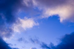 Μπλε ουρανός βραδιού με τα σύννεφα, σωρείτης Υπόβαθρο, φύση στοκ φωτογραφία με δικαίωμα ελεύθερης χρήσης Μπλε ουρανός βραδιού με τα σύννεφα, σωρείτης Υπόβαθρο, φύση στοκ φωτογραφία με δικαίωμα ελεύθερης χρήσης