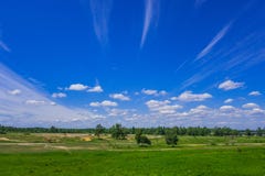Μπλε ουρανός θερινών τοπίων με τα άσπρα wispy σύννεφα στοκ φωτογραφία με δικαίωμα ελεύθερης χρήσης Μπλε ουρανός θερινών τοπίων με τα άσπρα wispy σύννεφα στοκ φωτογραφία με δικαίωμα ελεύθερης χρήσης
