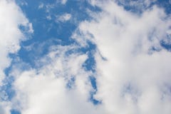 Μπλε ουρανός και άσπρα σύννεφα στοκ εικόνες Μπλε ουρανός και άσπρα σύννεφα στοκ εικόνες