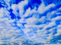 Μπλε ουρανός με τα επιπλέοντα cirrus σύννεφα στοκ φωτογραφίες με δικαίωμα ελεύθερης χρήσης Μπλε ουρανός με τα επιπλέοντα cirrus σύννεφα στοκ φωτογραφίες με δικαίωμα ελεύθερης χρήσης