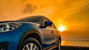Μπλε συμπαγές αυτοκίνητο SUV με τον αθλητισμό και το σύγχρονο σχέδιο που σταθμεύουν σε συμπυκνωμένο στοκ εικόνες με δικαίωμα ελεύθερης χρήσης Μπλε συμπαγές αυτοκίνητο SUV με τον αθλητισμό και το σύγχρονο σχέδιο που σταθμεύουν σε συμπυκνωμένο στοκ εικόνες με δικαίωμα ελεύθερης χρήσης